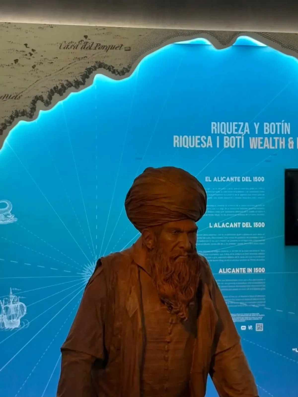 Figura a tamaño real del corsario Barbarroja frente al mapa de la costa alicantina
