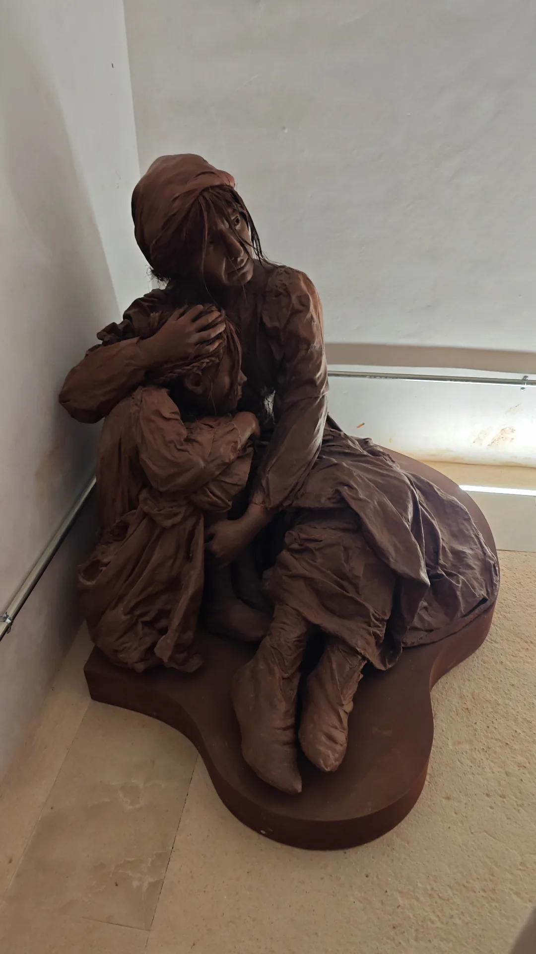 Escultura a tamaño real de una huertana protegiendo a su hija durante un ataque corsario, expuesta en la primera planta
