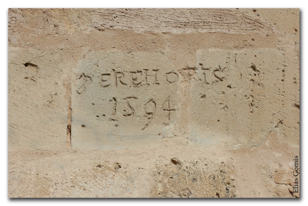Inscripción PERE LLOPIS 1594 localizada en el talud de la Torre Sarrió