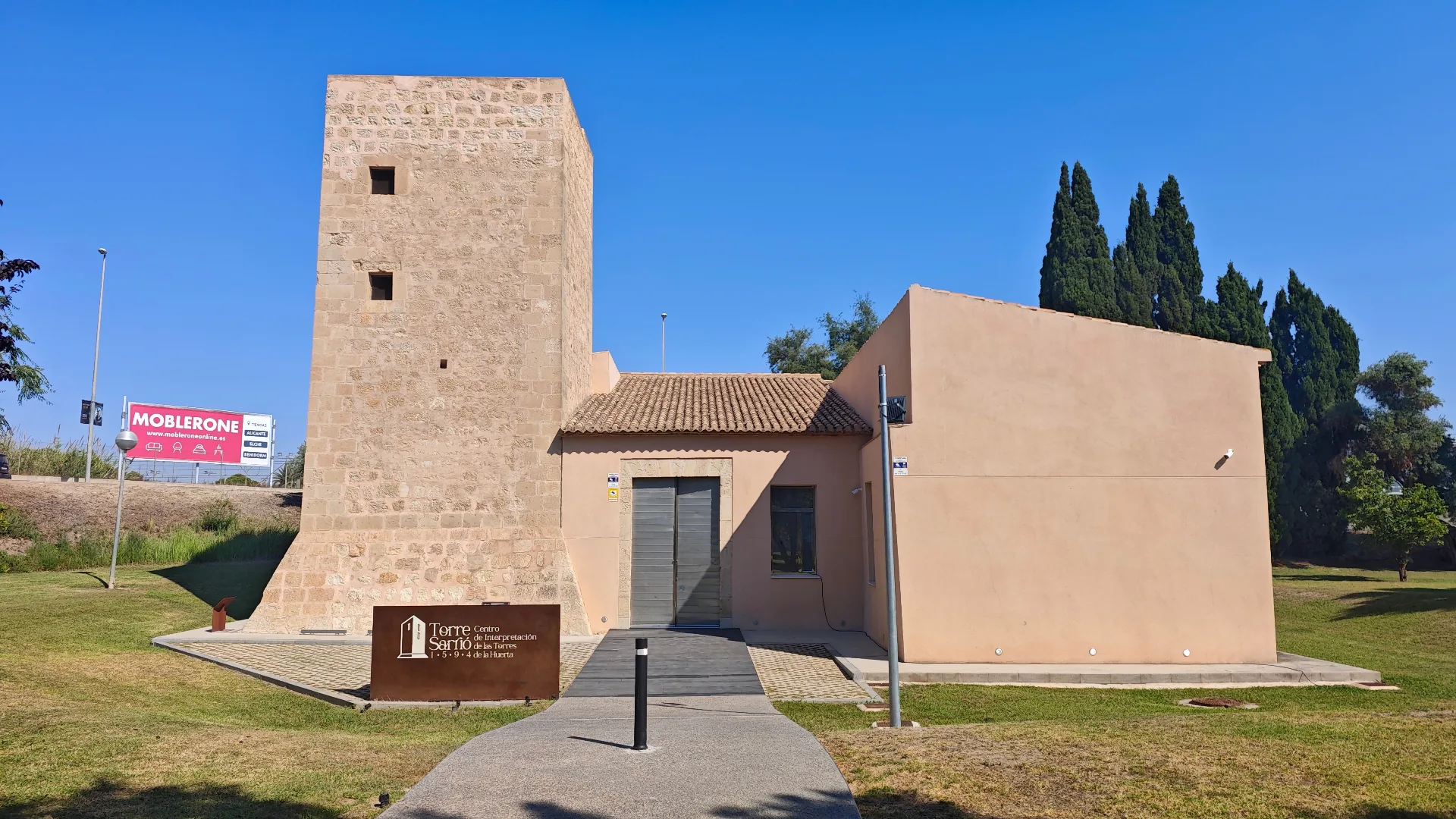 Vista exterior de la Torre Sarrió y su casa aneja, sede del Centro de Interpretación