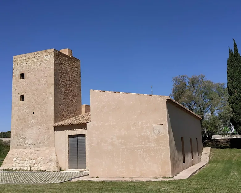 Vista exterior de la Torre Sarrió amb la seua casa annexa